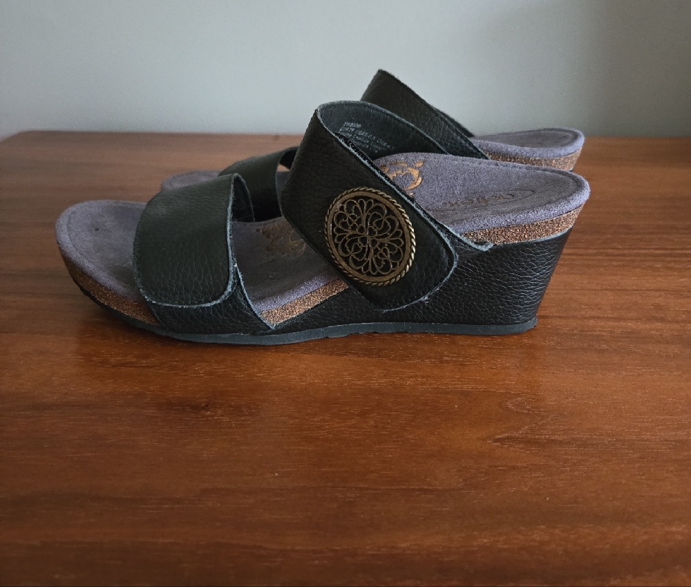 AETREX Women's Black Leather Wedge Sandals